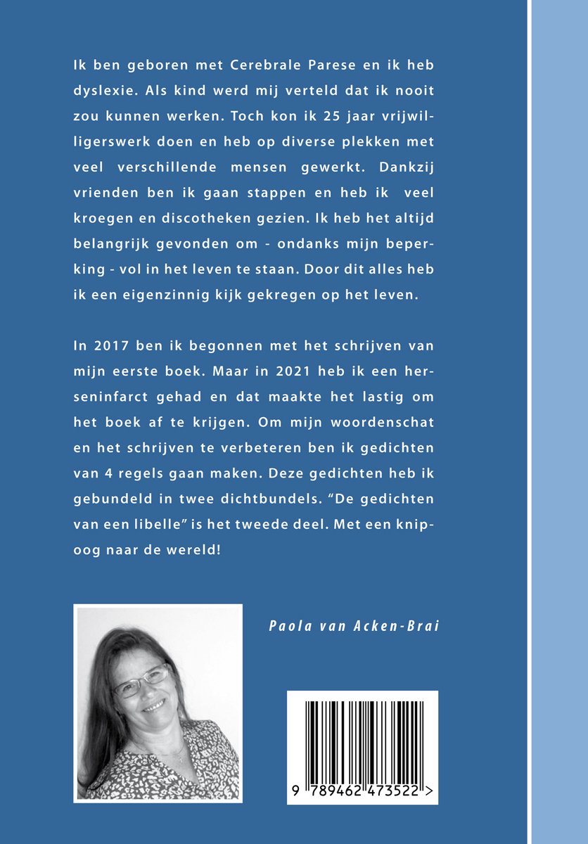 Foto van Paola van Acken-Brai, glimlachend, met een geprint shirt.