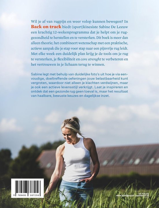 Vrouw met blonde paardenstaart in witte tanktop en jeans, staand in gras.