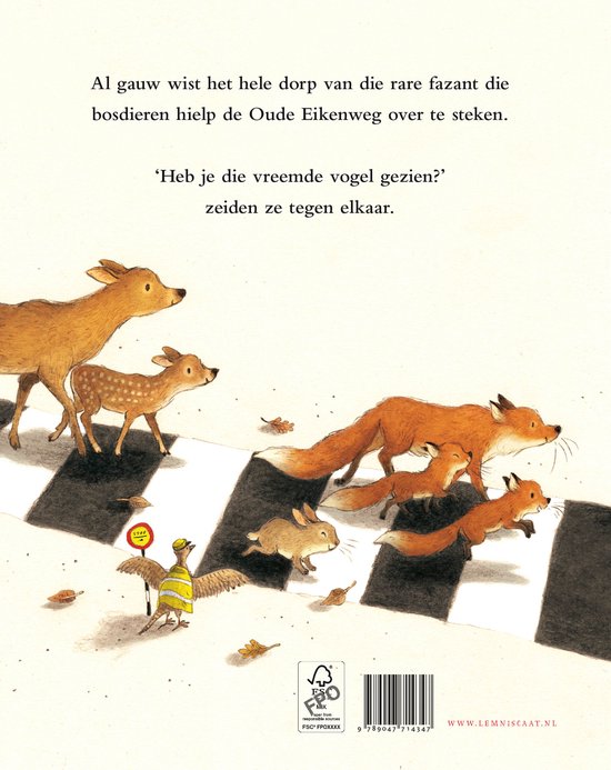 Een fazant met gele hes helpt bosdieren, waaronder vossen en herten, veilig de weg over. De dieren steken over bij een zebrapad.