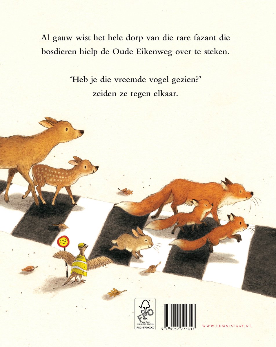 Een fazant met gele hes helpt bosdieren, waaronder vossen en herten, veilig de weg over. De dieren steken over bij een zebrapad.
