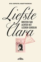 Boekomslag met de titel 'Liefste Clara' in sierlijk handschrift. Centraal een identiteitsbewijs met foto van een jong meisje en stempels.