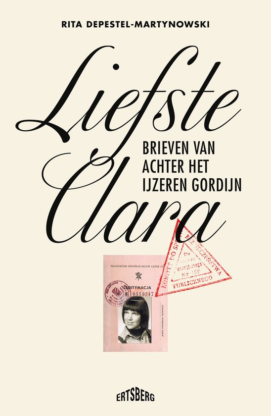 Boekomslag met de titel 'Liefste Clara' in sierlijk handschrift. Centraal een identiteitsbewijs met foto van een jong meisje en stempels.