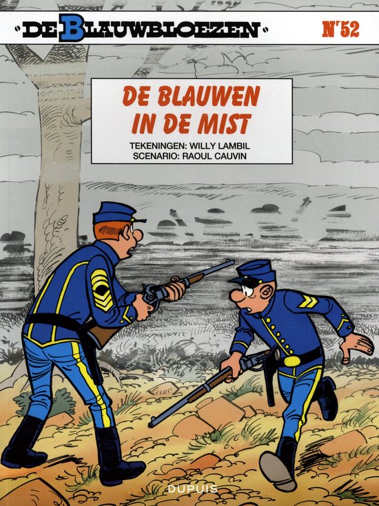 Cover van het stripalbum De Blauwbloezen 52 - De blauwen in de mist. Twee soldaten in blauwe uniformen met gele accenten staan in een bosrijke omgeving.