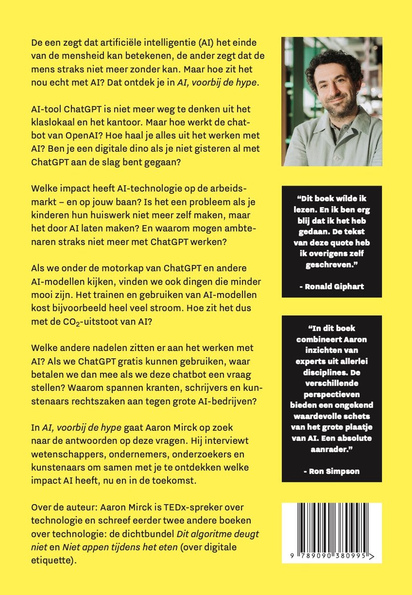 Een man met een baard lacht naar de camera.