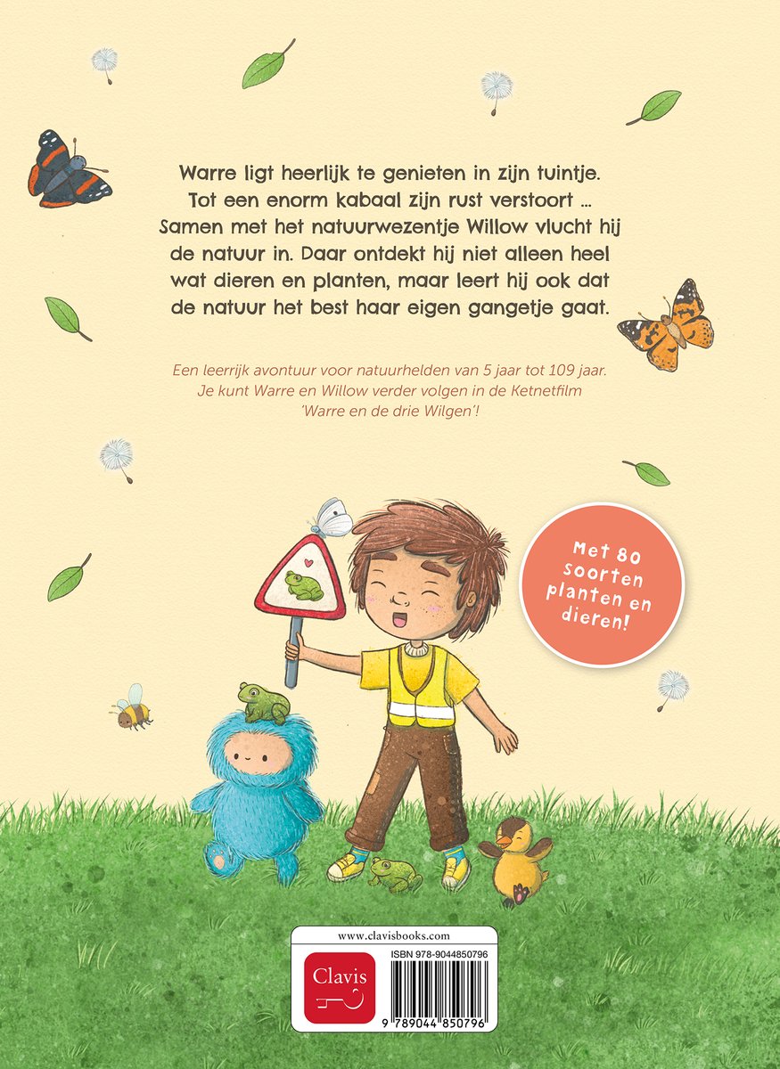 Een jongen met een geel vest en bruine tuinbroek houdt een groen bord met een kikker vast. Naast hem zit een blauw pluizig figuur met een kikker op zijn hoofd. Een vlinder en een bij vliegen rond. Ernaast staat 'Met 80 soorten planten en dieren'.