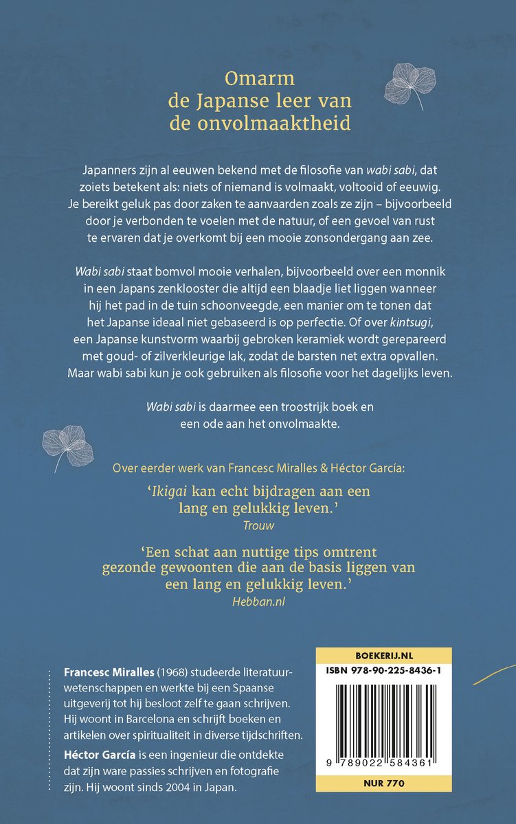 Achterkant boek "Wabi Sabi". Blauwe kaft met tekst over de Japanse filosofie en auteurs. ISBN.