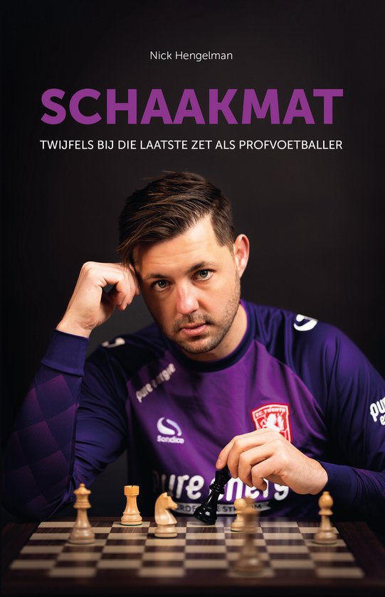 Profvoetballer Nick Hengelman zit met een schaakbord, denkt diep na. Hij draagt een paarse voetbalshirt.