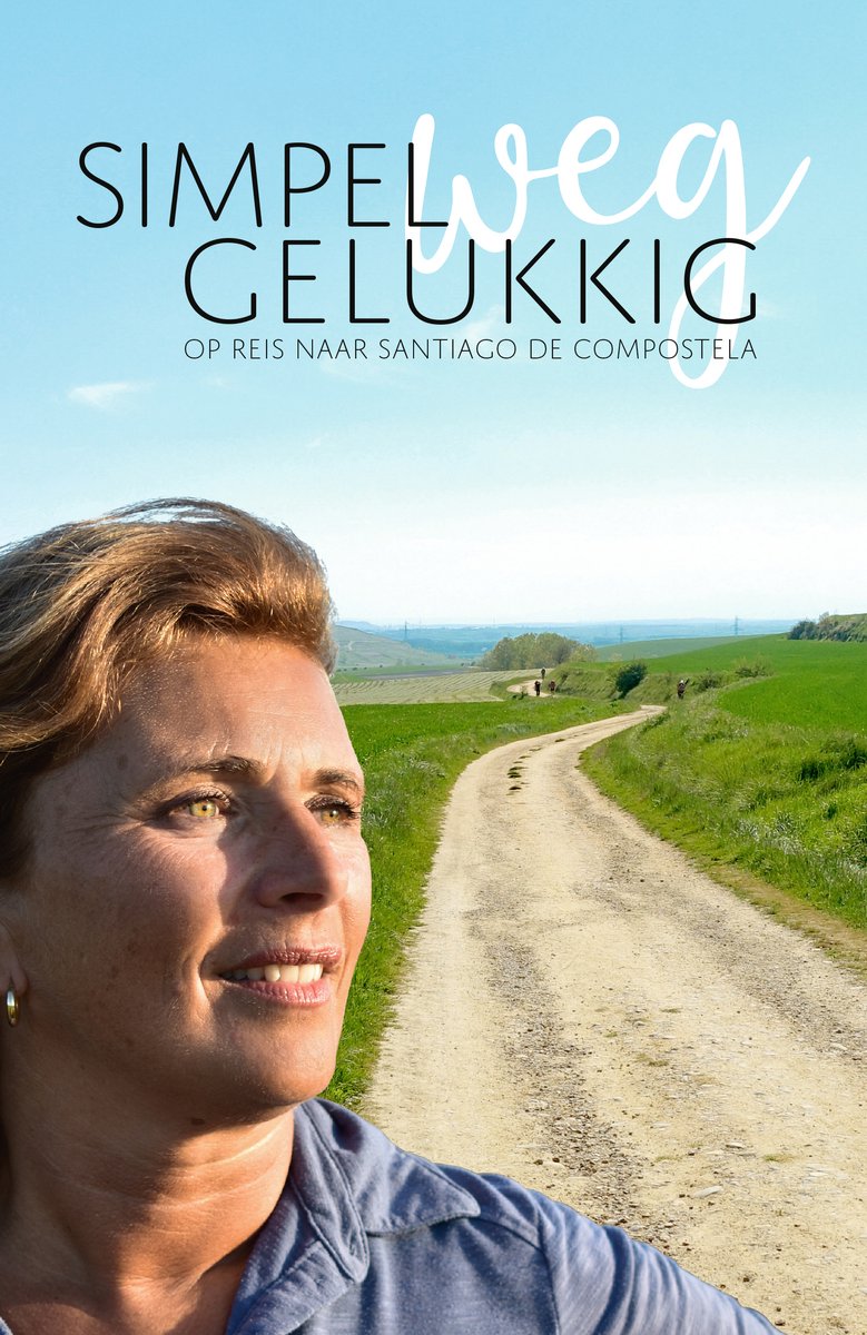 Boekomslag met titel 'SIMPELweg GELUKKIG OP REIS NAAR SANTIAGO DE COMPOSTELA'. Close-up van een lachende vrouw op een landweg.
