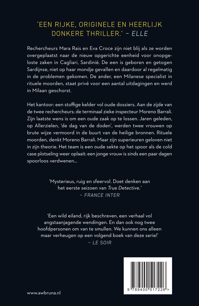 Boekcover met titel 'Een rijke, originele en heerlijk donkere thriller.' - Elle. De achtergrond is een gedrukt stuk tekst.