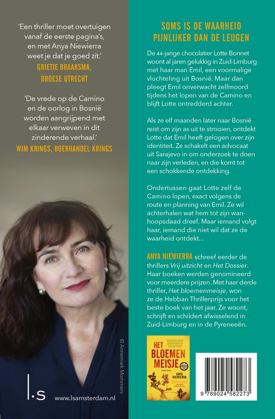 Anya Niewierra, auteur van 'Het bloemenmeisje', met het boek 'De Camino'. Zwart-witte foto met gezicht naar links.