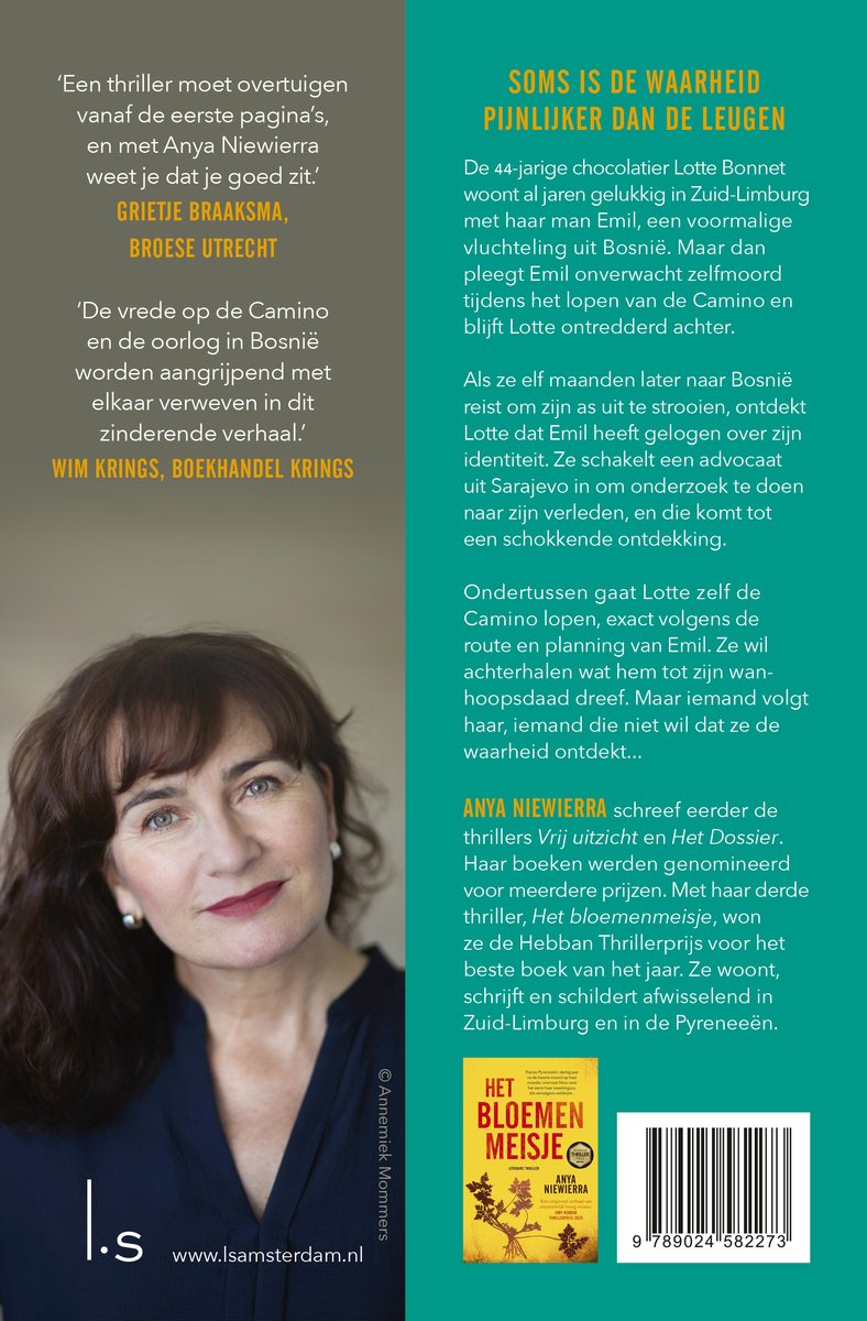 Anya Niewierra, auteur van 'Het bloemenmeisje', met het boek 'De Camino'. Zwart-witte foto met gezicht naar links.