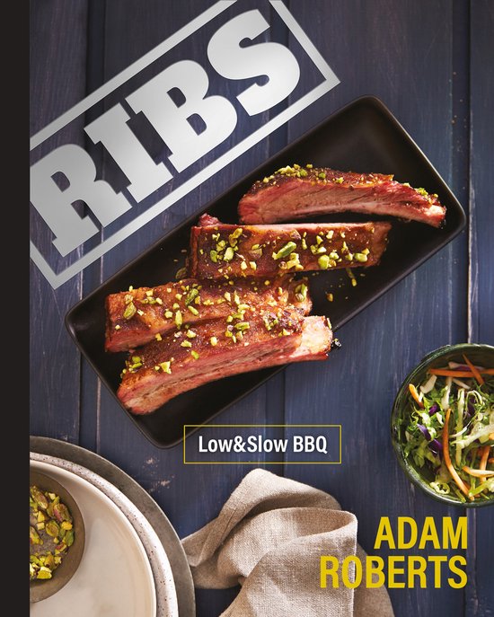 Luxe ribbetjes met pistachenoten op een zwart bord, met een salade en de tekst 'RIBS Low&Slow BBQ Adam Roberts'.