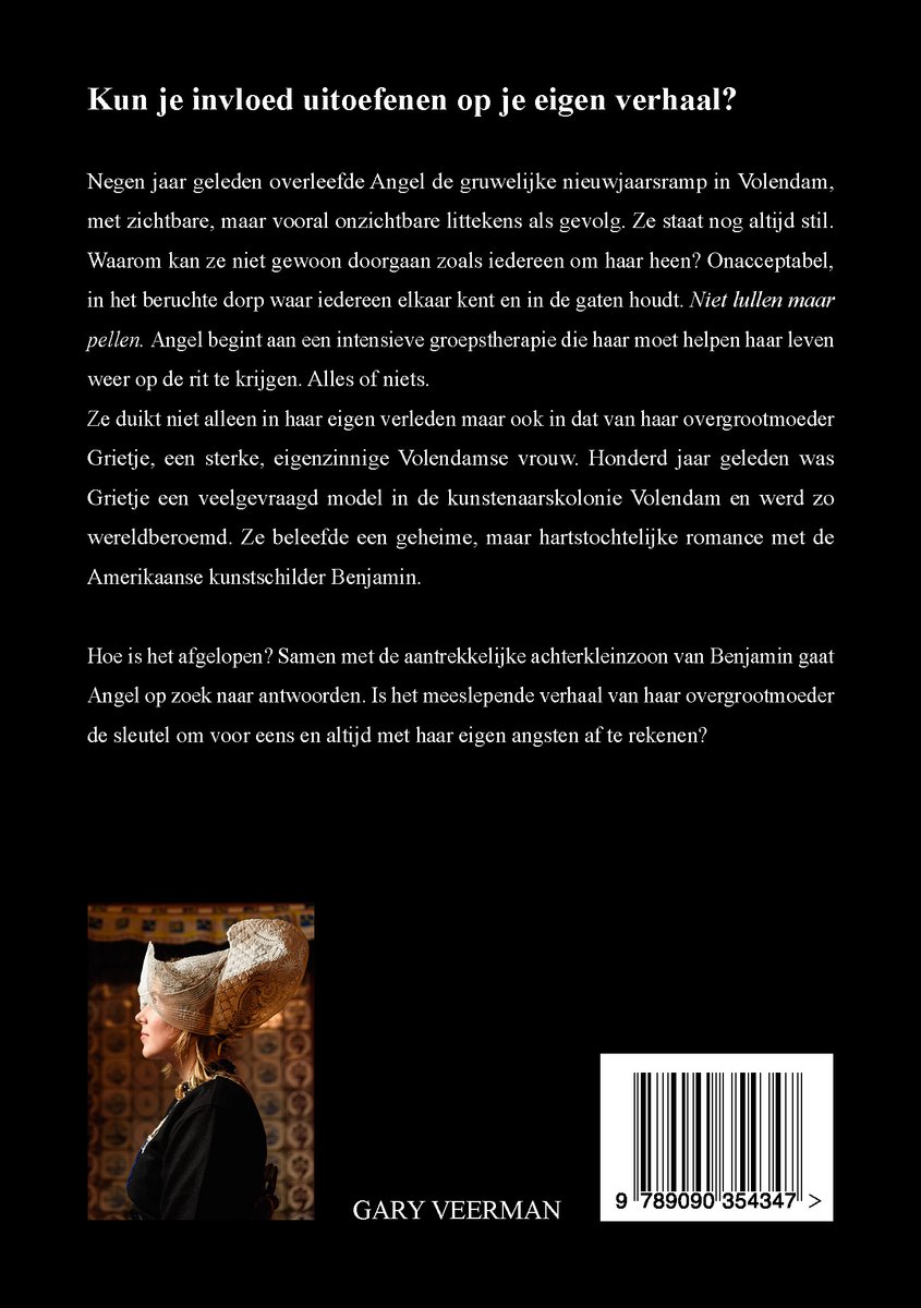 Een jonge vrouw in traditionele Volendamse klederdracht met oorijzer en een boek. GARY VEERMAN 9789090354347