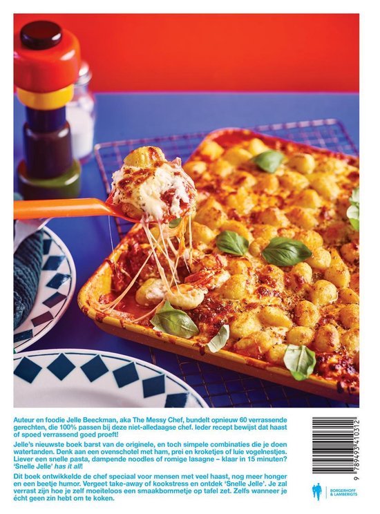 Ovenschotel met gnocchi, pasta, garnalen en gesmolten kaas, gegarneerd met basilicum.