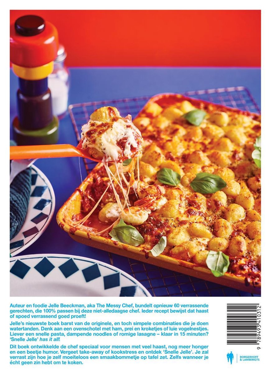 Ovenschotel met gnocchi, pasta, garnalen en gesmolten kaas, gegarneerd met basilicum.
