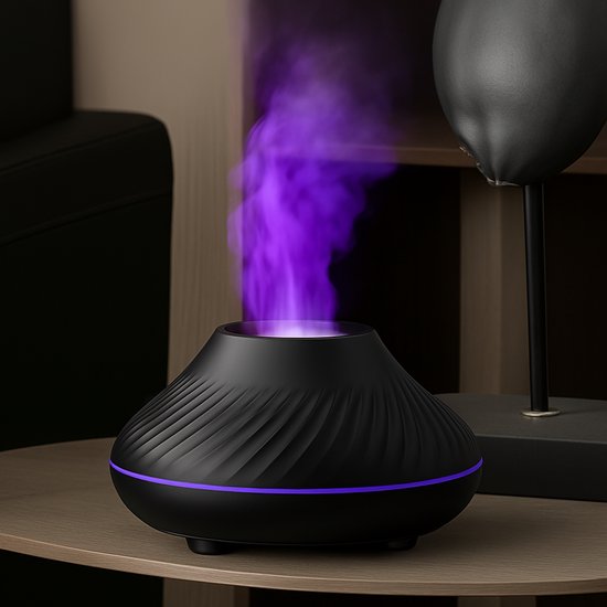 Zwarte aroma diffuser met sierlijke ribbels en een paarse vlamvormige nevel.