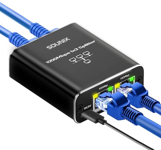 Zwarte Sounix 1000 Mbps 1x3 Ethernet-splitter met twee aangesloten blauwe RJ45-kabels en USB-C-voedingspoort.