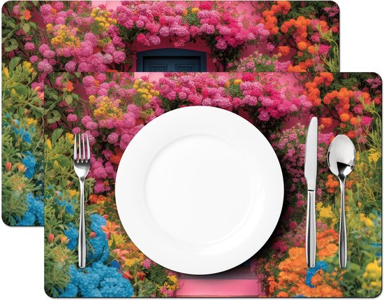 Deux sets de table avec un imprimé d'une maison rose avec une porte bleue, entourée de fleurs et de plantes colorées.