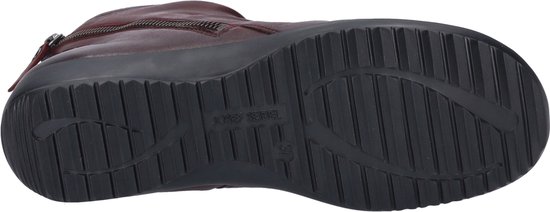 Onderkant van de bruine enkelboot met een zwarte profielzool en het logo van Josef Seibel.