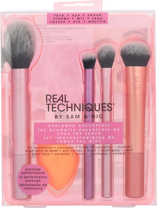 Verpakte make-upkwastenset met een spons en vier kwasten in roze, oranje en paarse tinten, met tekst "Real Techniques Everyday Essentials".