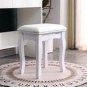 Witte kaptafelkruk met gebogen poten op een ronde mat.