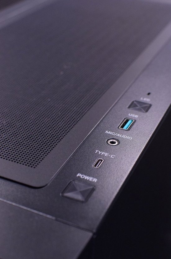 Bovenzijde van een zwarte PC-kast met bedieningsknoppen voor Power, Type-C, Mic/Audio en USB.