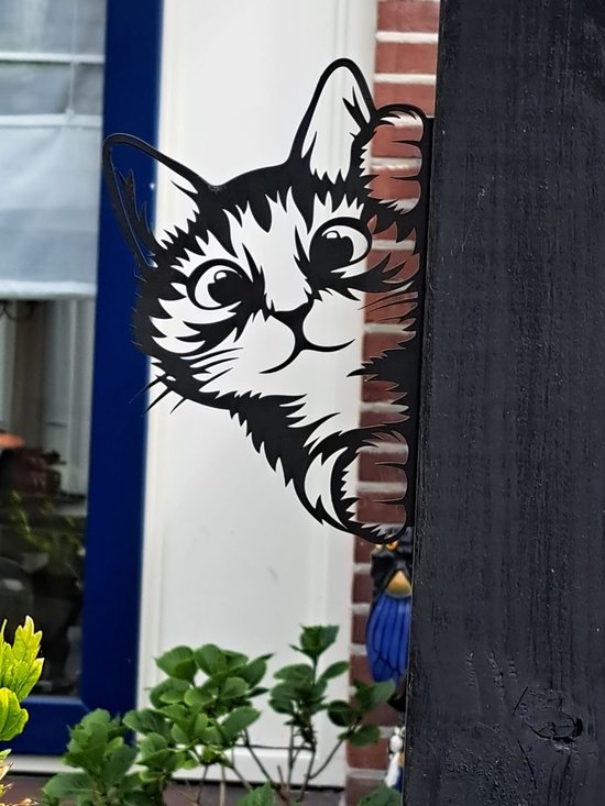 Zwart metalen kattenfiguur dat om een houten paal gluurt, met grote, ronde ogen en een speelse uitdrukking.