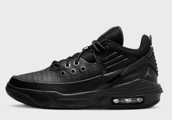 Zij-aanzicht van een zwarte Jordan Max Aura 5 sneaker met geribbelde details op de hiel en een Air-unit in de zool.