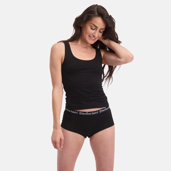 Mannequin portant une culotte et un débardeur noirs Bamboo Basics, avec ceinture blanche logotée.