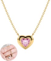 Gouden ketting met een hartvormige hanger met een roze steen. Inzet: ketting in een hand.