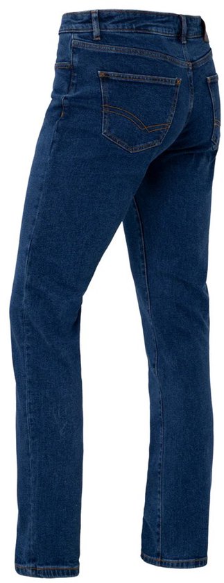 Achterkant van blauwe denim jeans met rechte pijpen, kenmerkende stiksels op de achterzakken en een lichte wassing.