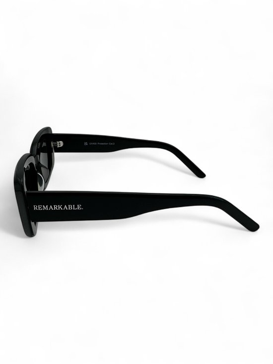 The Brand Remarkable - Zonnebril Unisex - Zonnebril Dames - Zonnebril Heren - Licht Cat-Eye / Rechthoekige Zonnebril - Zwart - UV400 - Luxe & Trendy Zonnebril - Designer Zonnebril - Mode Zonnebril 2025 - Inclusief Beschermhoes - Polariserend Look van The Brand Remarkable — afbeelding 3