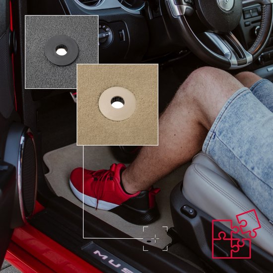 Voet in rode sportschoen op beige automat in een auto, met detail van bevestigingsclips.