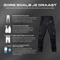 Zwarte motorbroek met uitleg over onderhoud: reinigen, wasmiddel, drogen, waterdicht maken.