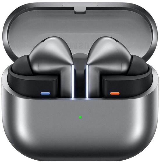 Grijze Samsung Galaxy Buds3 Pro in open oplaadcase, met oplaadindicatoren.