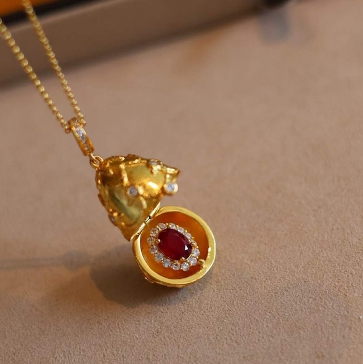 Koninklijke Gouden Ei-Hanger met Echte Robijn – Hanger met Ketting
