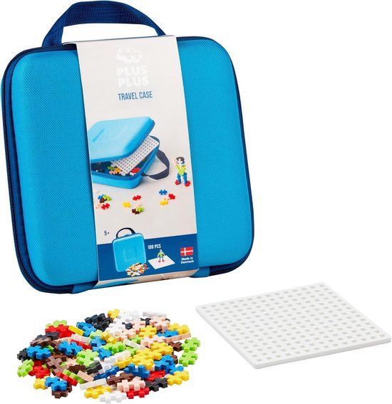 Blauwe Plus-Plus reiskoffer met ritssluiting, gevuld met 100 kleurrijke bouwstenen, een wit bord en een opengewerkt deksel waarop een figuur is te zien.