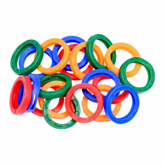 Losse gekleurde sleutelringen: rood, oranje, groen en blauw.