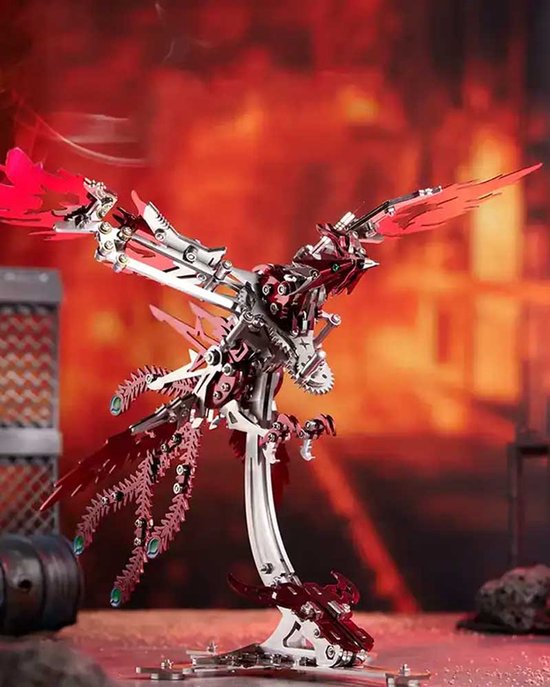Zilveren en rood metalen feniks model op een sokkel, met rode vlammen op de achtergrond en gedetailleerde mechanische onderdelen.