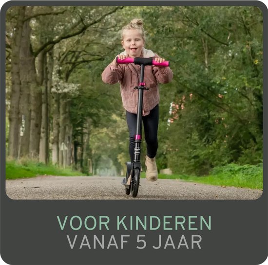 Meisje op een zwarte step met roze details, rijdend op een asfaltweg tussen bomen.