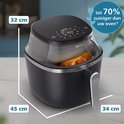 Zwarte Philips Airfryer met een kijkvenster, waarin goudbruine kip zichtbaar is. Afmetingen 34x32x45 cm. Cirkel met 'tot 70% zuiniger'.