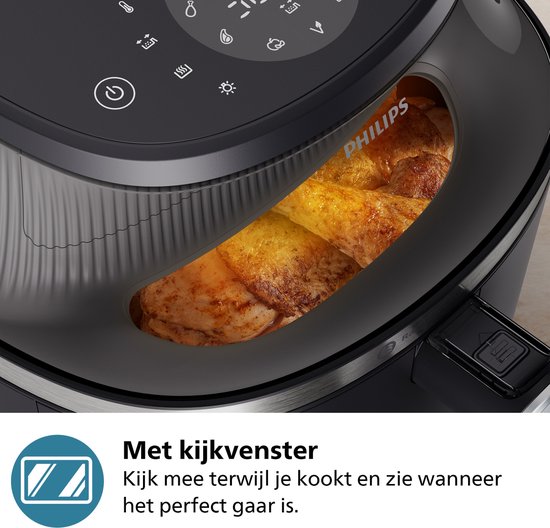 Close-up van de zwarte Philips Airfryer met kijkvenster, waar goudbruine kipstukken in garen.