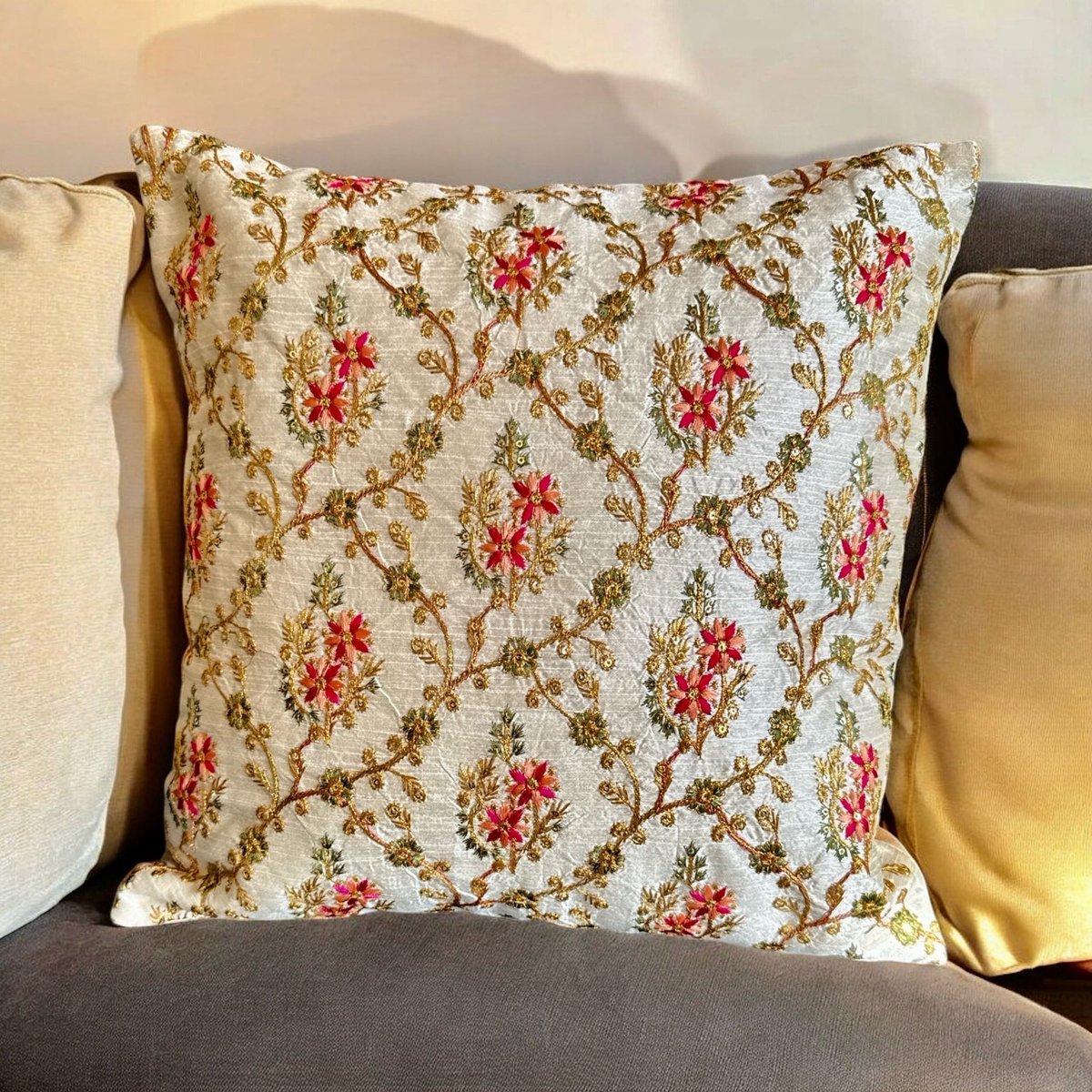 Kussens woonkamer - kussenhoes 40 x 40 cm - kussensloop - sierkussens - cushion cover - katoensilk - Kussenhoesjes - 2 stuks - etnisch Indiaas - borduurwerk - embroidery - creme wit - rood - gouden