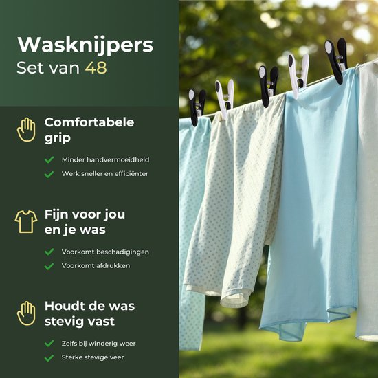 Gekleurde kleding hangend aan een waslijn, vastgezet met zwarte en witte knijpers.