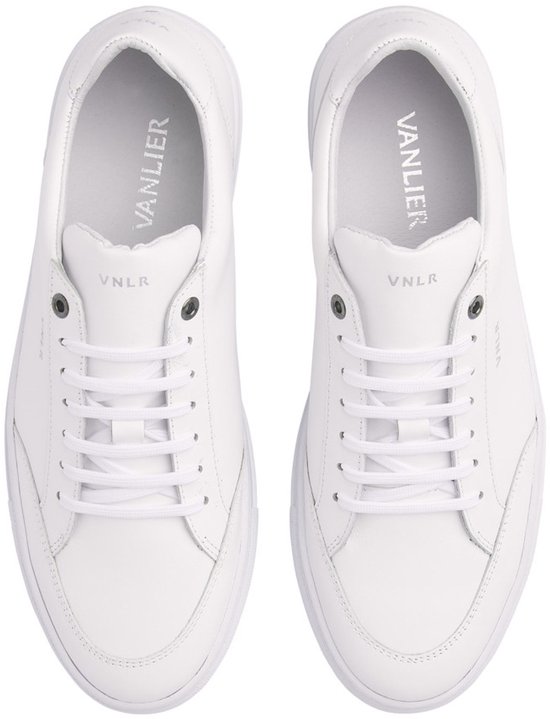 Bovenaanzicht van witte leren VANLIER sneakers met veters en VNLR-logo op de tong.