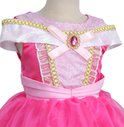 Roze prinsessenjurk met off-shoulder kraag, strik en goudkleurige details.