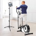 Man traint op een crosstrainer, met een tablet op een driepootstandaard die een les toont.