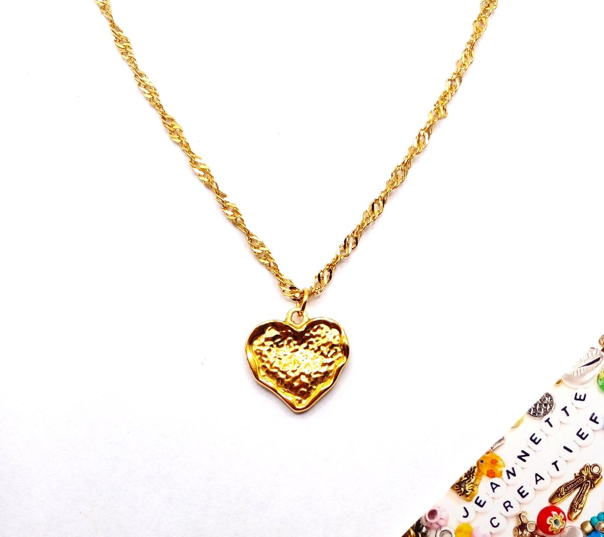 Jeannette-Creatief® - Chique - Ketting Jasseron Wave met Hartje Krinkle - Bedel Hartje - Ketting met Bedel - Hartje - Bedel Hart - Hart - Hartje - Goudkleurige Ketting RVS - Cadeautje - Valentijn - Valentijnstip - Kadotip - Moederdag