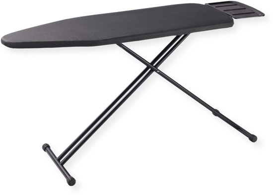 Zwarte inklapbare strijkplank met een metalen stoomunit houder, staand op een witte achtergrond.