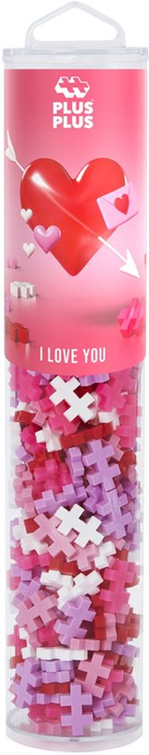 Een Plus-Plus koker met de tekst 'I LOVE YOU' en een hart. Binnenin zitten rode, roze en witte steentjes.
